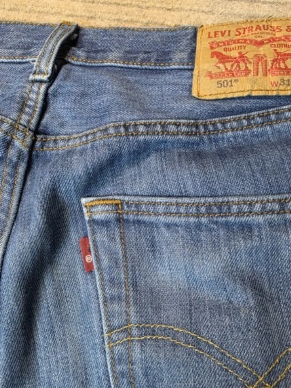 Levis 501 Original Fit Jeans Mens 31x32 Blue Straight Leg Button Fly 00501-0193